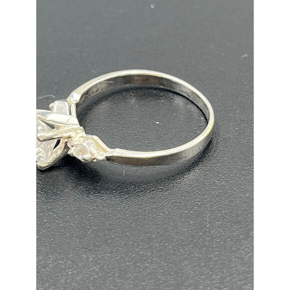 Designer Solitaire CZ Sterling Silver Sz 7 makers mark 2 grams Engagement Ring - Picture 8 of 9